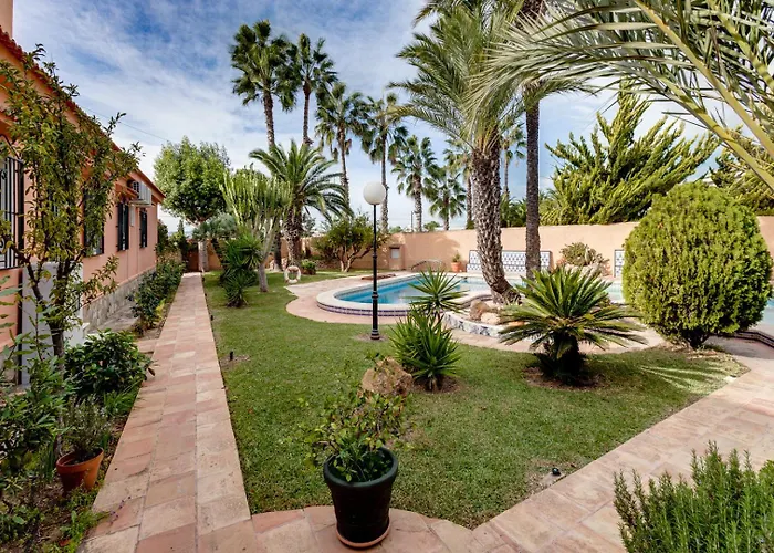 Esclusivo Con Piscina E Giardino Hébergement de vacances *